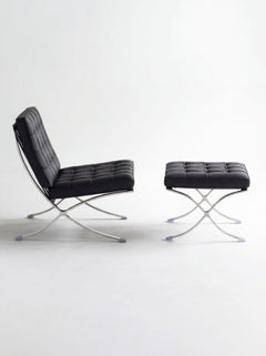 Fauteuil Lounge & Repose-Pieds – Cuir Véritable Noir et Structure Chromée Sculpturale