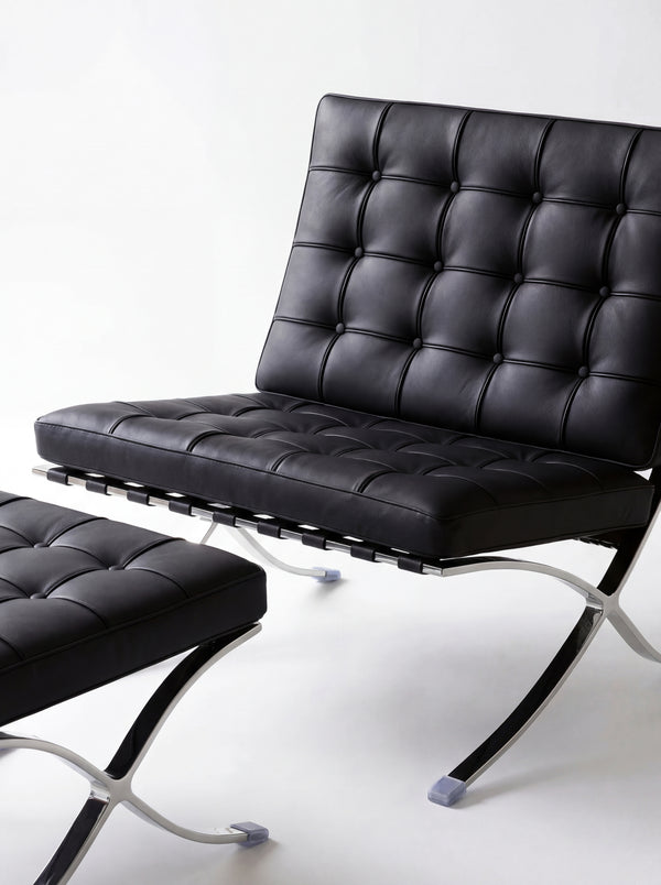 Fauteuil Lounge & Repose-Pieds – Cuir Véritable Noir et Structure Chromée Sculpturale