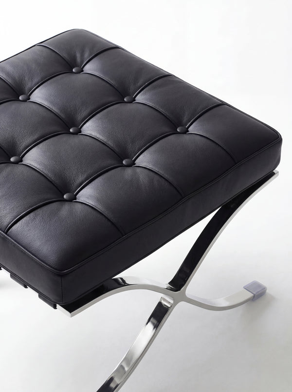 Fauteuil Lounge & Repose-Pieds – Cuir Véritable Noir et Structure Chromée Sculpturale