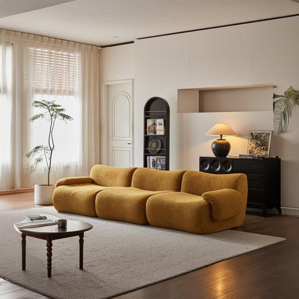Sahara – Canapé 3 Places Sculptural en Tissu Sablé Miel
