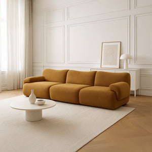 Sahara – Canapé 3 Places Sculptural en Tissu Sablé Miel