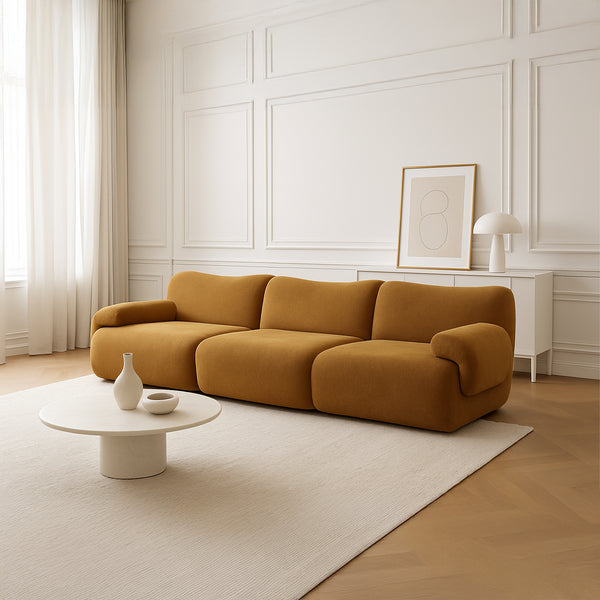 Sahara – Canapé 3 Places Sculptural en Tissu Sablé Miel