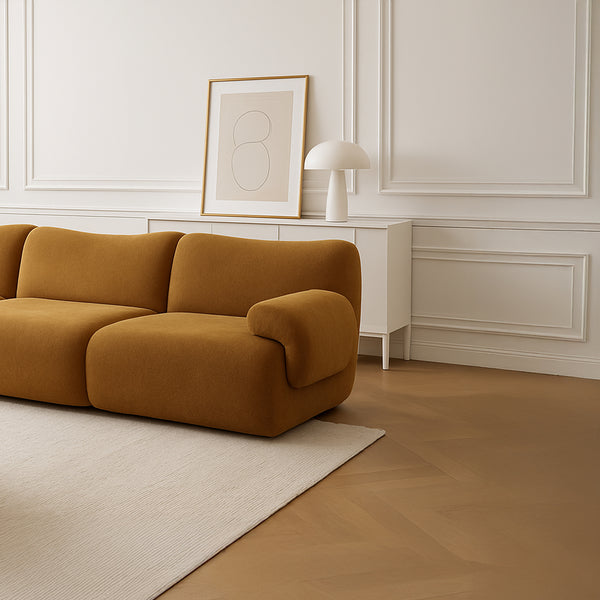 Sahara – Canapé 3 Places Sculptural en Tissu Sablé Miel